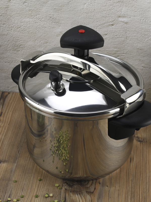 Magefesa Star fast pressure cooker in the table