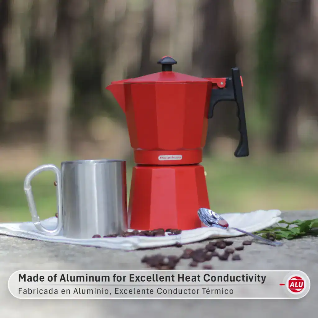 Cafetera moka Magefesa de aluminio roja con taza metálica y granos de café en exterior, excelente conductora térmica