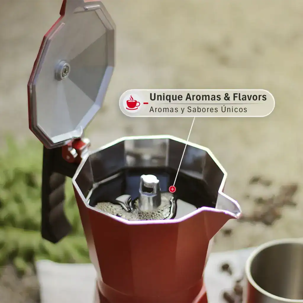 Interior de cafetera moka Magefesa roja abierta con café burbujeando, aromas y sabores únicos al aire libre